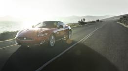 Jaguar XK-R 2012 - przód - reflektory włączone