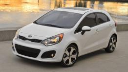 Kia Rio hatchback 2012 - przód - reflektory włączone