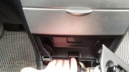 Naprawa schowka w panelu głównym deski rozdzielczej Toyoty Corolli E12