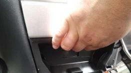 Naprawa schowka w panelu głównym deski rozdzielczej Toyoty Corolli E12