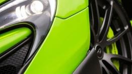 McLaren 675LT (2016) 2/2 - lewy przedni reflektor - włączony