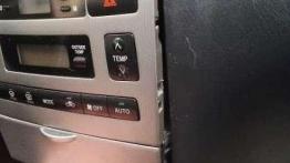 Naprawa schowka w panelu głównym deski rozdzielczej Toyoty Corolli E12