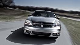 Dodge Avenger R/T 2012 - przód - reflektory włączone