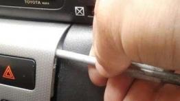 Naprawa schowka w panelu głównym deski rozdzielczej Toyoty Corolli E12