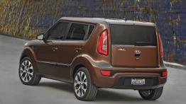 Kia Soul 2012 - tył - reflektory włączone