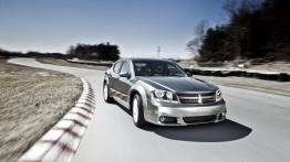 Dodge Avenger R/T 2012 - przód - reflektory włączone
