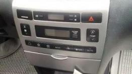 Naprawa schowka w panelu głównym deski rozdzielczej Toyoty Corolli E12