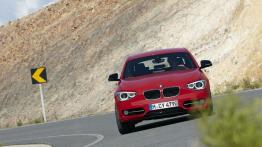 BMW 118i 2012 - przód - reflektory włączone