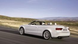 Audi A5 Cabrio 2012 - tył - reflektory włączone