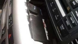 Naprawa schowka w panelu głównym deski rozdzielczej Toyoty Corolli E12