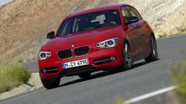 BMW 118i 2012 - przód - reflektory włączone