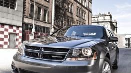Dodge Avenger R/T 2012 - przód - reflektory włączone