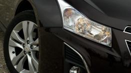 Chevrolet Cruze Sedan 1.8 141KM - galeria redakcyjna 2 - prawy przedni reflektor - włączony