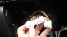 Naprawa schowka w panelu głównym deski rozdzielczej Toyoty Corolli E12