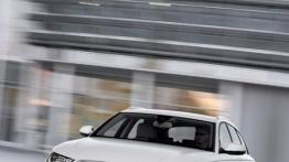 Audi A6 Avant V6 TDI 2012 - przód - reflektory włączone
