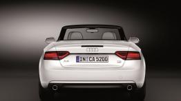 Audi A5 Cabrio 2012 - tył - reflektory włączone