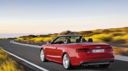 Audi S5 Cabrio 2012 - tył - reflektory włączone