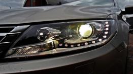 Volkswagen CC 2.0 TDI CR 177KM - galeria redakcyjna (2) - lewy przedni reflektor - włączony
