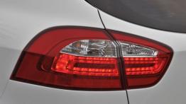 Kia Rio hatchback 2012 - lewy tylny reflektor - włączony
