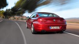 BMW seria 6 Coupe 2012 - tył - reflektory włączone