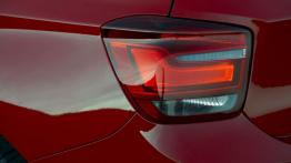 BMW 118i 2012 - lewy tylny reflektor - włączony