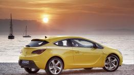Opel Astra GTC 2012 - tył - reflektory wyłączone