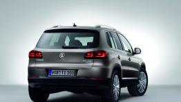 Volkswagen Tiguan 2012 - tył - reflektory włączone