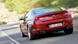 BMW seria 6 Coupe 2012 - tył - reflektory włączone