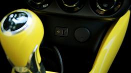 Opel Adam 1.4 100KM - galeria redakcyjna (2) - gniazda multimedialne w konsoli środkowej