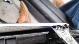 Naprawa schowka w panelu głównym deski rozdzielczej Toyoty Corolli E12