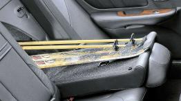 Hyundai Sonata 2002 - tylna kanapa złożona, widok z boku