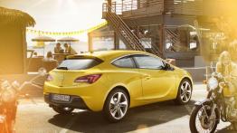Opel Astra GTC 2012 - tył - reflektory włączone