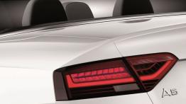 Audi A5 Cabrio 2012 - lewy tylny reflektor - włączony