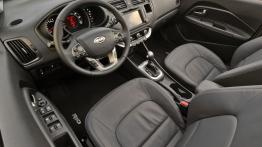 Kia Rio hatchback 2012 - widok ogólny wnętrza z przodu
