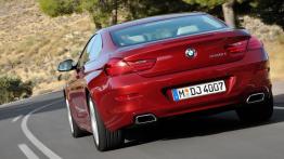 BMW seria 6 Coupe 2012 - tył - reflektory włączone