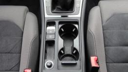 Volkswagen Golf VII Variant 2.0 TDI - galeria redakcyjna - tunel środkowy między fotelami