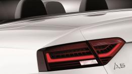 Audi A5 Cabrio 2012 - lewy tylny reflektor - włączony