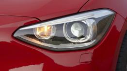 BMW 118i 2012 - lewy przedni reflektor - włączony