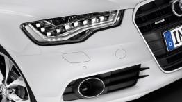 Audi A6 Avant V6 TDI 2012 - prawy przedni reflektor - włączony