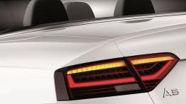 Audi A5 Cabrio 2012 - lewy tylny reflektor - włączony