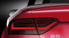 Audi S5 Cabrio 2012 - lewy tylny reflektor - włączony