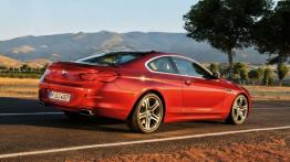 BMW seria 6 Coupe 2012 - tył - reflektory włączone