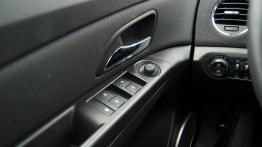 Chevrolet Cruze Sedan 1.8 141KM - galeria redakcyjna 2 - sterowanie w drzwiach