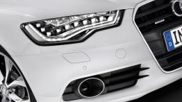 Audi A6 Avant V6 TDI 2012 - prawy przedni reflektor - włączony
