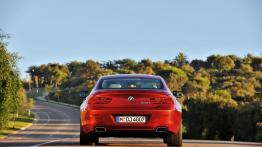 BMW seria 6 Coupe 2012 - tył - reflektory włączone