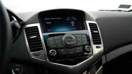 Chevrolet Cruze Sedan 1.8 141KM - galeria redakcyjna 2 - konsola środkowa