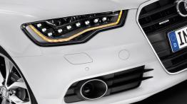 Audi A6 Avant V6 TDI 2012 - prawy przedni reflektor - włączony