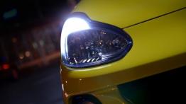 Opel Adam 1.4 100KM - galeria redakcyjna (2) - prawy przedni reflektor - włączony