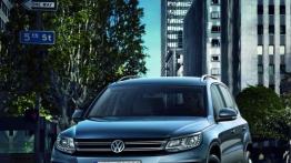Volkswagen Tiguan 2012 - przód - reflektory włączone