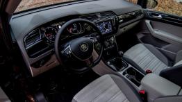 Volkswagen Touran 2.0 TDI 150 KM (wnętrze) - galeria redakcyjna - widok ogólny wnętrza z przodu